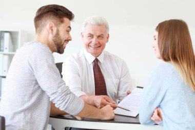 Ofiste noter ile çift toplantı