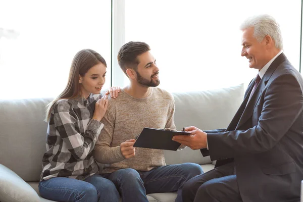 Reunión de pareja con notario público en el cargo — Foto de Stock