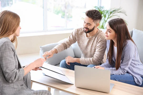 Young couple in office of real estate agent — Stock Photo, Image