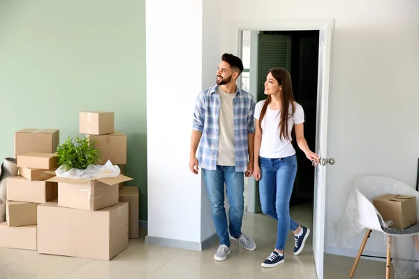 Young couple with belongings in their new house — Stock Photo, Image