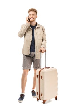 Genç turist beyaz arka planda cep telefonu ile konuşuyor