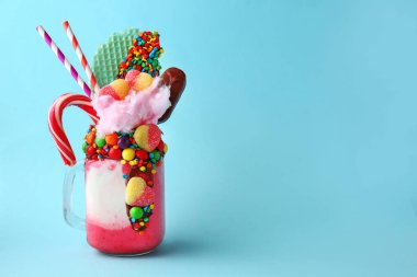 Renk arka plan üzerinde lezzetli Freak Shake
