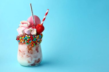 Renk arka plan üzerinde lezzetli Freak Shake