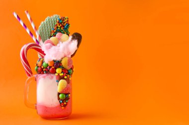 Renk arka plan üzerinde lezzetli Freak Shake