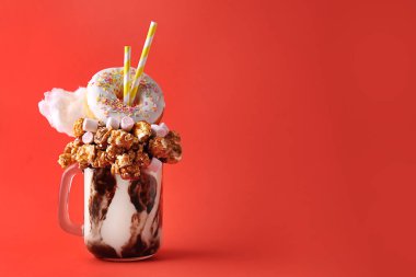 Renk arka plan üzerinde lezzetli Freak Shake