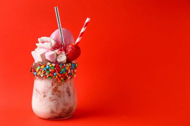 Renk arka plan üzerinde lezzetli Freak Shake