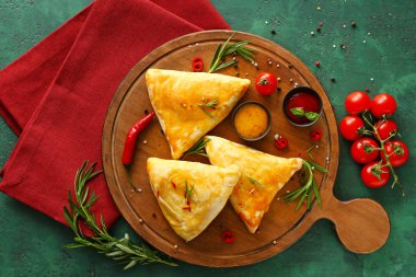Renkli arka planda lezzetli sebze samosas ve soslar ile Kurulu