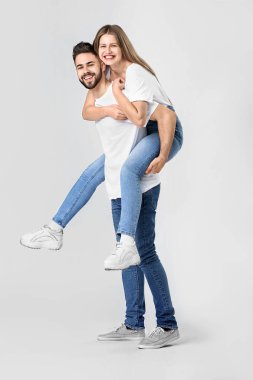 Beyaz arka planda kot şık genç çift