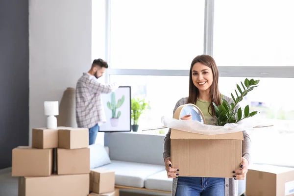 Jeune femme avec des biens dans sa nouvelle maison — Photo