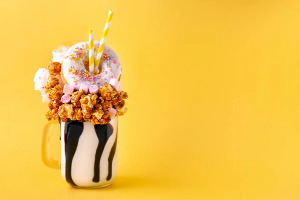 Delizioso freak shake su sfondo di colore — Foto Stock