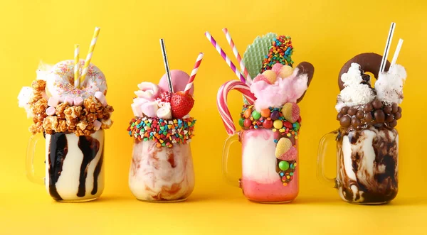 Renk arka planda farklı lezzetli ucube sallar