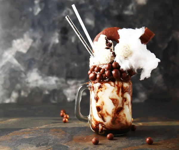 Delizioso freak shake su sfondo scuro — Foto Stock