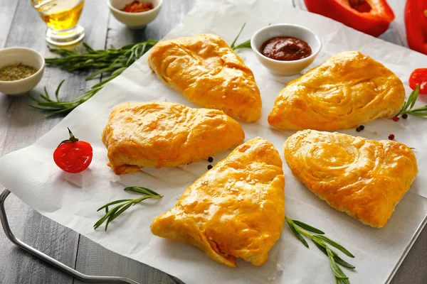 Delicious samosas on cooling rack — Stock Photo, Image