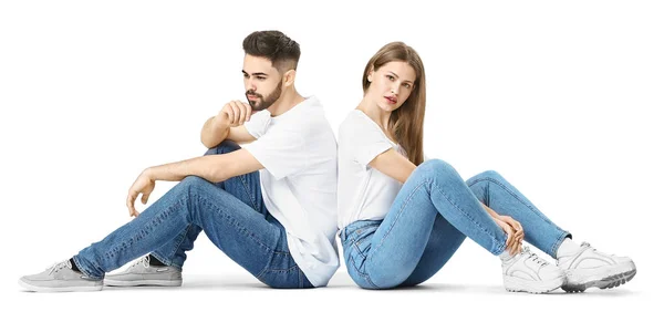 Elegante pareja joven en jeans sobre fondo blanco — Foto de Stock