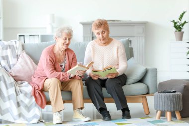 Huzurevinde kitap okuyan kıdemli kadınlar