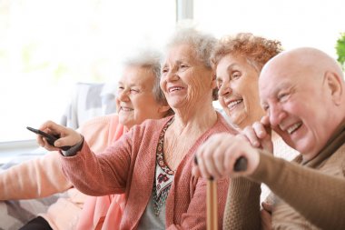 Huzurevinde birlikte vakit geçiren bir grup yaşlı insan