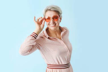 Renkli arka planda moda olgun kadın