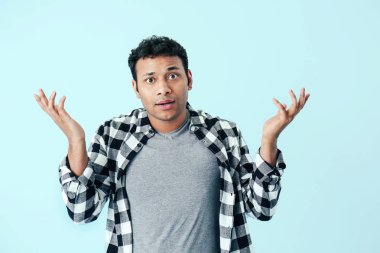 Renkli arka planda yakışıklı karışık adam