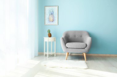 Rahat koltuk ve masa ile hafif modern oda iç