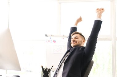 Ofiste iş sırasında mola yakışıklı işadamı