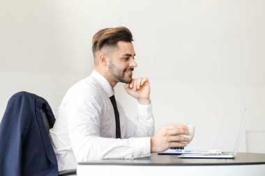 Ofiste iş sırasında mola yakışıklı işadamı