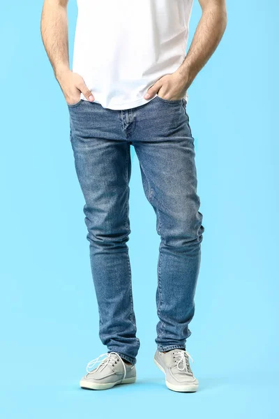 色の背景にジーンズのスタイリッシュな若者 — ストック写真