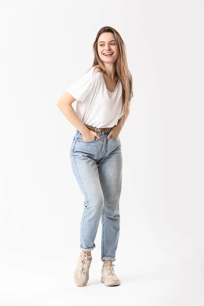 Snygg ung kvinna i jeans på vit bakgrund — Stockfoto