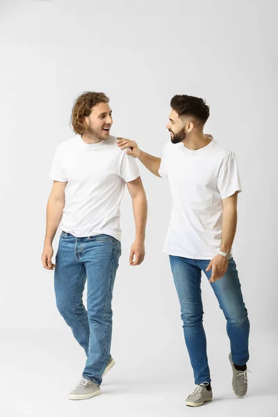 Stylische junge Männer in Jeans auf weißem Hintergrund — Stockfoto