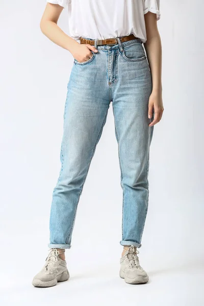 Mujer joven con estilo en jeans sobre fondo blanco —  Fotos de Stock