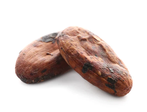 Fagioli di cacao su sfondo bianco — Foto Stock