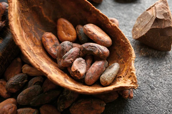 Schote mit Kakaobohnen auf Grunge-Hintergrund, Nahaufnahme — Stockfoto