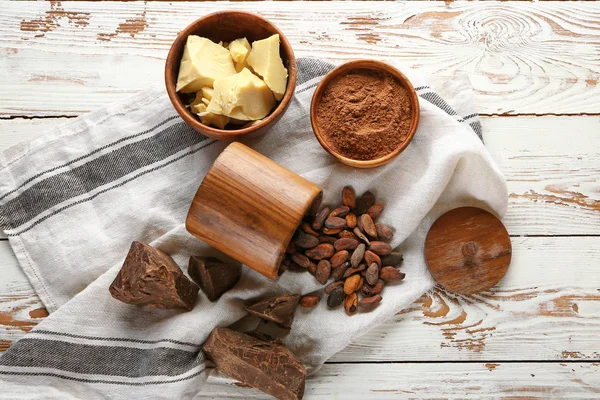 Composición con productos de cacao sobre fondo de madera — Foto de Stock