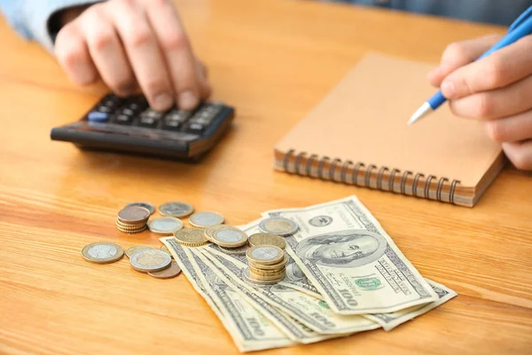 Vrouw tellen geld aan tafel, close-up — Stockfoto
