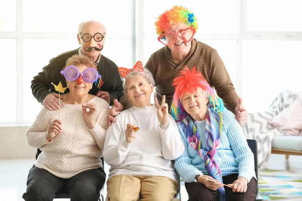 Happy senior people spending time together in nursing home — Stock Photo, Image