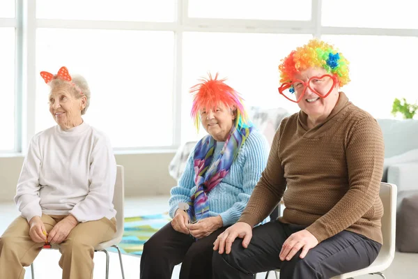 Szczęśliwi seniorzy spędzają razem czas w domu opieki — Zdjęcie stockowe