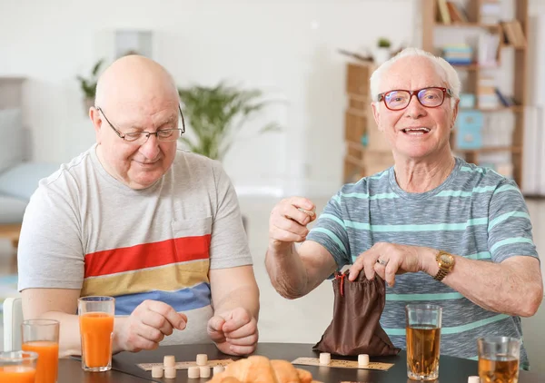 Група людей похилого віку проводять час разом у будинку престарілих — стокове фото