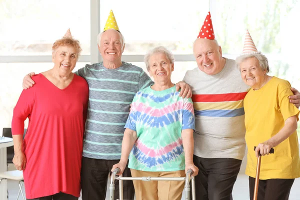 Pessoas idosas felizes em casa de repouso — Fotografia de Stock