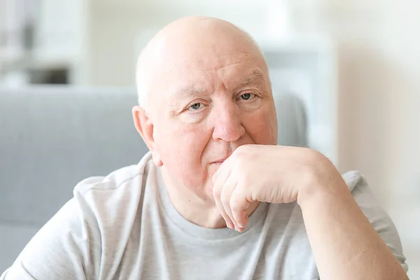 Retrato del triste hombre mayor en un asilo de ancianos — Foto de Stock