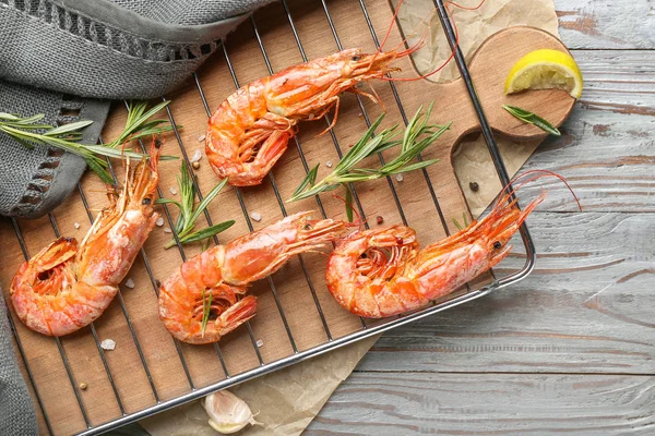 Cooling rack with tasty shrimps on table — Stock Photo, Image