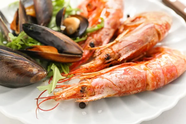 Tasty shrimps with mussels on plate, closeup — Stock Photo, Image