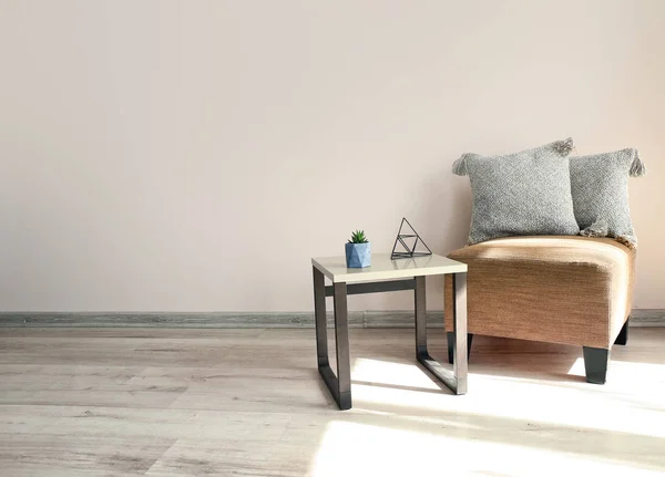 Kényelmes bútor a világos falhoz közel — Stock Fotó