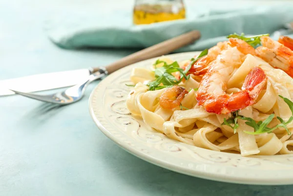 Plate with tasty shrimps and pasta on table — Stock Photo, Image