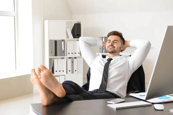 Stilig affärsman som har sönder under arbetet i Office — Stockfoto