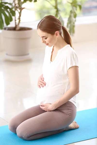 Spor salonunda eğitim ile güzel hamile kadın — Stok fotoğraf