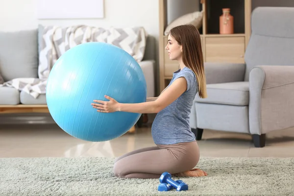 Mulher grávida bonita com treinamento fitball no ginásio — Fotografia de Stock