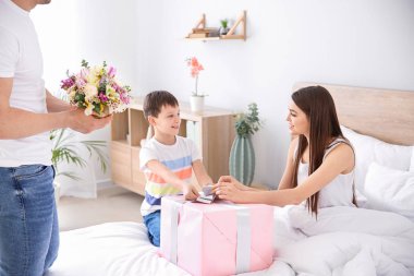 Evde yatak odasında aile tebrik genç kadın