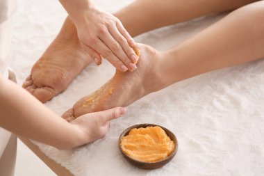 Spa salonunda vücut fırçası ile tedavi gören genç kadın