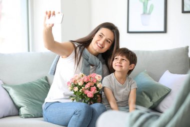 Mutlu anne ve oğlu selfie evde alarak