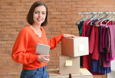 Online alışveriş sitesi kadın sahibi müşteri için sipariş hazırlamak