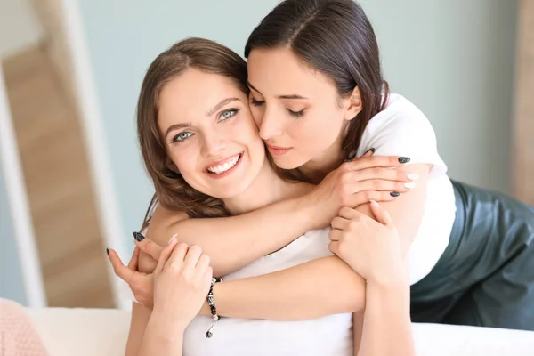 Feliz casal lésbico em casa — Fotografia de Stock